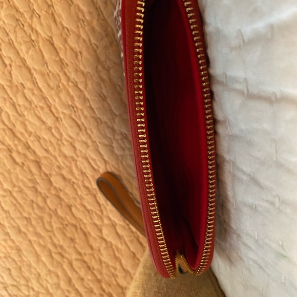 Tory Burch Gemini Link wristlet. Like new - Picture 3 of 3